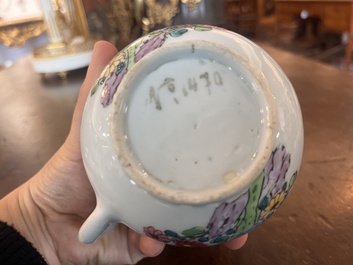 Th&eacute;i&egrave;re couverte, une tasse et une soucoupe en porcelaine de Chine famille rose &agrave; d&eacute;cor d'oiseaux et de coq parmi des branches fleuries, Yongzheng
