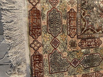 Een Turks Hereke tapijt met floraal decor in zijde en gouddraad, 20ste eeuw