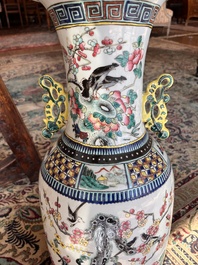 Vase en porcelaine de Chine famille rose &agrave; d&eacute;cor de sc&egrave;ne de palais et d'oiseaux parmi des branches fleuries, 19&egrave;me si&egrave;cle