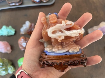 Collection de 22 sculptures en pierre dure, dont du cristal, du jade, du quartz, de l'&oelig;il de tigre et de la turquoise, Chine, 19&egrave;me/20&egrave;me si&egrave;cle