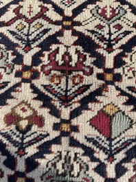 Tapis oriental de type Shirvan Marasali &agrave; d&eacute;cor floral en laine, Caucase, premier tiers du 20&egrave;me si&egrave;cle