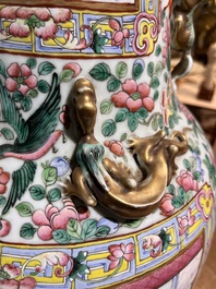 Paire d'importants vases en porcelaine de Chine famille rose &agrave; sujet narratif, 19&egrave;me si&egrave;cle