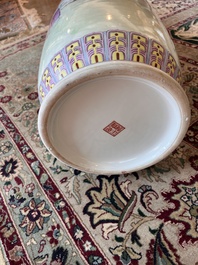 Vase rouleau en porcelaine de Chine famille rose &agrave; d&eacute;cor de lettr&eacute;s et leurs &eacute;tudiants, marque de Qianlong, R&eacute;publique, 20&egrave;me si&egrave;cle