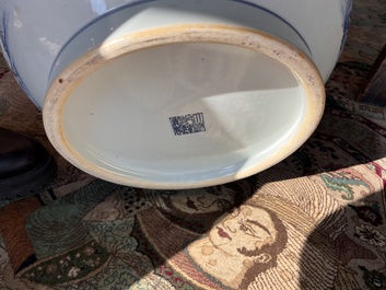 Vase de forme 'hu' en porcelaine de Chine en bleu, blanc et rouge de cuivre, marque de Qianlong, Chine, 20&egrave;me si&egrave;cle