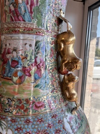 Vase en porcelaine de Chine famille rose de Canton &agrave; d&eacute;cor floral et de sc&egrave;nes de palais, 19&egrave;me si&egrave;cle