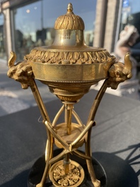 Paire de bougeoirs cassolettes Louis XVI en forme d'ath&eacute;nienne en bronze dor&eacute; &agrave; d&eacute;cor de feuilles d'acanthe et de t&ecirc;tes de b&eacute;lier, fin du 18&egrave;me si&egrave;cle