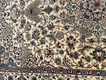 Tapis oriental de type Nain &agrave; d&eacute;cor floral, laine et soie sur coton, deuxi&egrave;me moiti&eacute; du 20&egrave;me si&egrave;cle