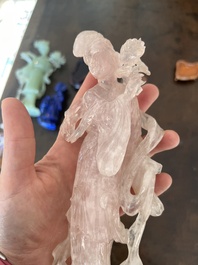 Collection de 22 sculptures en pierre dure, dont du cristal, du jade, du quartz, de l'&oelig;il de tigre et de la turquoise, Chine, 19&egrave;me/20&egrave;me si&egrave;cle