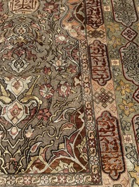 Een Turks Hereke tapijt met floraal decor in zijde en gouddraad, 20ste eeuw
