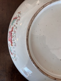 Plat en porcelaine de Chine famille rose &agrave; d&eacute;cor de dragons, marque de Kangxi, Guangxu