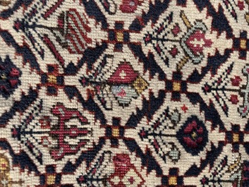 Tapis oriental de type Shirvan Marasali &agrave; d&eacute;cor floral en laine, Caucase, premier tiers du 20&egrave;me si&egrave;cle