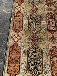 Een Turks Hereke tapijt met floraal decor in zijde en gouddraad, 20ste eeuw