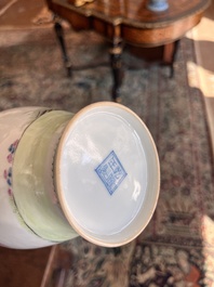 Paire de vases en porcelaine de Chine famille rose, marque de Qianlong, R&eacute;publique, 20&egrave;me si&egrave;cle