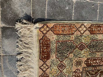 Een Turks Hereke tapijt met floraal decor in zijde en gouddraad, 20ste eeuw