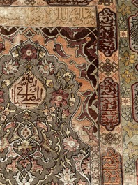 Een Turks Hereke tapijt met floraal decor in zijde en gouddraad, 20ste eeuw
