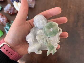 Collection de 22 sculptures en pierre dure, dont du cristal, du jade, du quartz, de l'&oelig;il de tigre et de la turquoise, Chine, 19&egrave;me/20&egrave;me si&egrave;cle