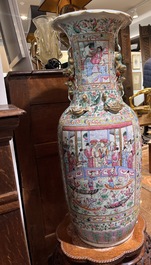 Paire d'importants vases en porcelaine de Chine famille rose &agrave; sujet narratif, 19&egrave;me si&egrave;cle