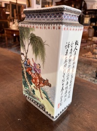 Vase de forme rectangulaire en porcelaine de Chine famille rose, R&eacute;publique, 20&egrave;me si&egrave;cle