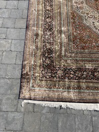 Tapis oriental de type Qom (Qum/Ghom) en soie &agrave; d&eacute;cor floral, deuxi&egrave;me moiti&eacute; du 20&egrave;me si&egrave;cle