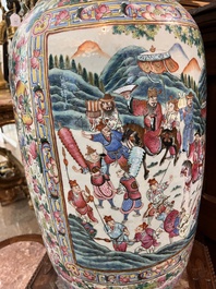 Paire d'importants vases en porcelaine de Chine famille rose &agrave; sujet narratif, 19&egrave;me si&egrave;cle