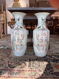 Paire de vases en porcelaine de Chine qianjiang cai &agrave; d&eacute;cor de dames et d'enfants sur une terrasse, 19&egrave;me/20&egrave;me si&egrave;cle