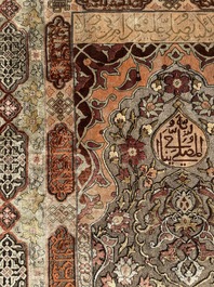 Een Turks Hereke tapijt met floraal decor in zijde en gouddraad, 20ste eeuw