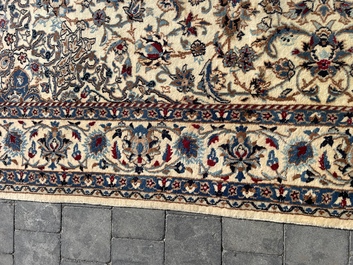 Tapis oriental de type Nain &agrave; d&eacute;cor floral, laine et soie sur coton, deuxi&egrave;me moiti&eacute; du 20&egrave;me si&egrave;cle