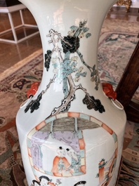 Paire de vases en porcelaine de Chine qianjiang cai &agrave; d&eacute;cor de dames et d'enfants sur une terrasse, 19&egrave;me/20&egrave;me si&egrave;cle