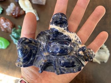 Collection de 22 sculptures en pierre dure, dont du cristal, du jade, du quartz, de l'&oelig;il de tigre et de la turquoise, Chine, 19&egrave;me/20&egrave;me si&egrave;cle