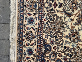 Tapis oriental de type Nain &agrave; d&eacute;cor floral, laine et soie sur coton, deuxi&egrave;me moiti&eacute; du 20&egrave;me si&egrave;cle
