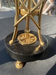 Paire de bougeoirs cassolettes Louis XVI en forme d'ath&eacute;nienne en bronze dor&eacute; &agrave; d&eacute;cor de feuilles d'acanthe et de t&ecirc;tes de b&eacute;lier, fin du 18&egrave;me si&egrave;cle