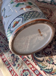 Vase en porcelaine de Chine famille rose &agrave; d&eacute;cor de sc&egrave;ne de palais et d'oiseaux parmi des branches fleuries, 19&egrave;me si&egrave;cle