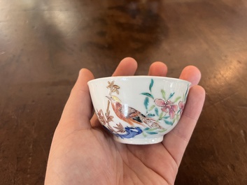 Th&eacute;i&egrave;re couverte, une tasse et une soucoupe en porcelaine de Chine famille rose &agrave; d&eacute;cor d'oiseaux et de coq parmi des branches fleuries, Yongzheng
