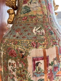 Vase en porcelaine de Chine famille rose de Canton &agrave; d&eacute;cor floral et de sc&egrave;nes de palais, 19&egrave;me si&egrave;cle