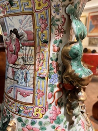 Paire d'importants vases en porcelaine de Chine famille rose &agrave; sujet narratif, 19&egrave;me si&egrave;cle