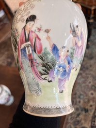 Paire de vases en porcelaine de Chine famille rose, marque de Qianlong, R&eacute;publique, 20&egrave;me si&egrave;cle