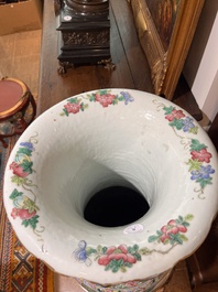 Paire d'importants vases en porcelaine de Chine famille rose &agrave; sujet narratif, 19&egrave;me si&egrave;cle