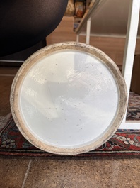 Deux vases en porcelaine de Chine famille rose &agrave; d&eacute;cor des immortels et leurs serviteurs et des oiseaux parmi des branches fleuries, 19&egrave;me si&egrave;cle