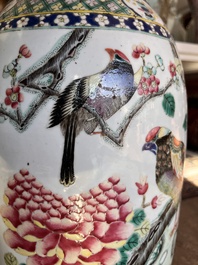 Deux vases en porcelaine de Chine famille rose &agrave; d&eacute;cor des immortels et leurs serviteurs et des oiseaux parmi des branches fleuries, 19&egrave;me si&egrave;cle
