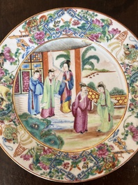 Neuf assiettes en porcelaine de Chine famille rose de Canton &agrave; d&eacute;cor de sc&egrave;nes de palais, 19&egrave;me si&egrave;cle