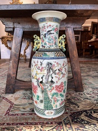 Vase en porcelaine de Chine famille rose &agrave; d&eacute;cor de sc&egrave;ne de palais et d'oiseaux parmi des branches fleuries, 19&egrave;me si&egrave;cle