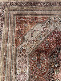 Tapis oriental de type Qom (Qum/Ghom) en soie &agrave; d&eacute;cor floral, deuxi&egrave;me moiti&eacute; du 20&egrave;me si&egrave;cle