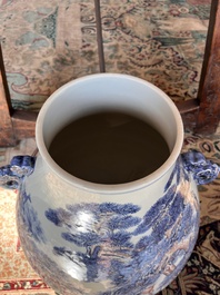 Vase de forme 'hu' en porcelaine de Chine en bleu, blanc et rouge de cuivre, marque de Qianlong, Chine, 20&egrave;me si&egrave;cle