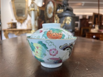 Bol couvert en porcelaine de Chine famille rose &agrave; d&eacute;cor de papillons et de melons, marque et &eacute;poque de Jiaqing