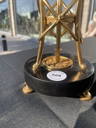 Paire de bougeoirs cassolettes Louis XVI en forme d'ath&eacute;nienne en bronze dor&eacute; &agrave; d&eacute;cor de feuilles d'acanthe et de t&ecirc;tes de b&eacute;lier, fin du 18&egrave;me si&egrave;cle