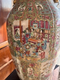 Vase en porcelaine de Chine famille rose de Canton &agrave; d&eacute;cor floral et de sc&egrave;nes de palais, 19&egrave;me si&egrave;cle
