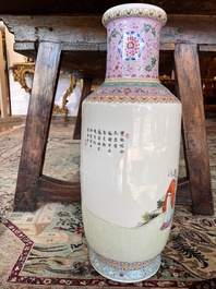 Vase rouleau en porcelaine de Chine famille rose &agrave; d&eacute;cor de lettr&eacute;s et leurs &eacute;tudiants, marque de Qianlong, R&eacute;publique, 20&egrave;me si&egrave;cle
