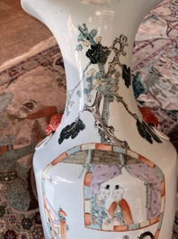 Paire de vases en porcelaine de Chine qianjiang cai &agrave; d&eacute;cor de dames et d'enfants sur une terrasse, 19&egrave;me/20&egrave;me si&egrave;cle