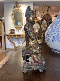 Sculpture d'un dignitaire ou lettr&eacute; en bronze dor&eacute; et laqu&eacute;, Chine, Ming