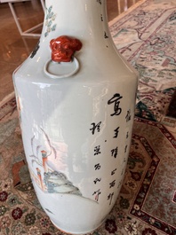 Paire de vases en porcelaine de Chine qianjiang cai &agrave; d&eacute;cor de dames et d'enfants sur une terrasse, 19&egrave;me/20&egrave;me si&egrave;cle